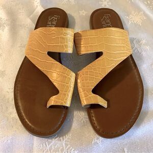 Franco Sarto Yellow Toe Loop Sandals Vegan Leather Sz 7 Gorgeous